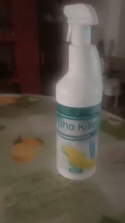 Cuadro 1 del anuncio de limpiador antimoho en spray