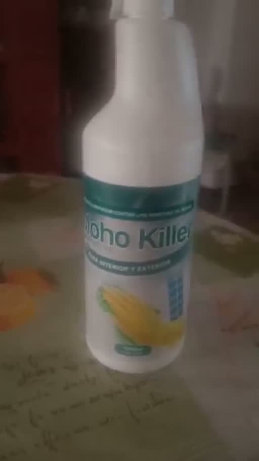 Cuadro 2 del anuncio de limpiador antimoho en spray