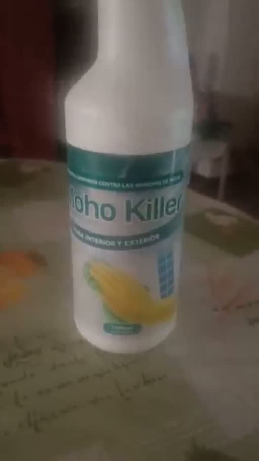 Cuadro 3 del anuncio de limpiador antimoho en spray