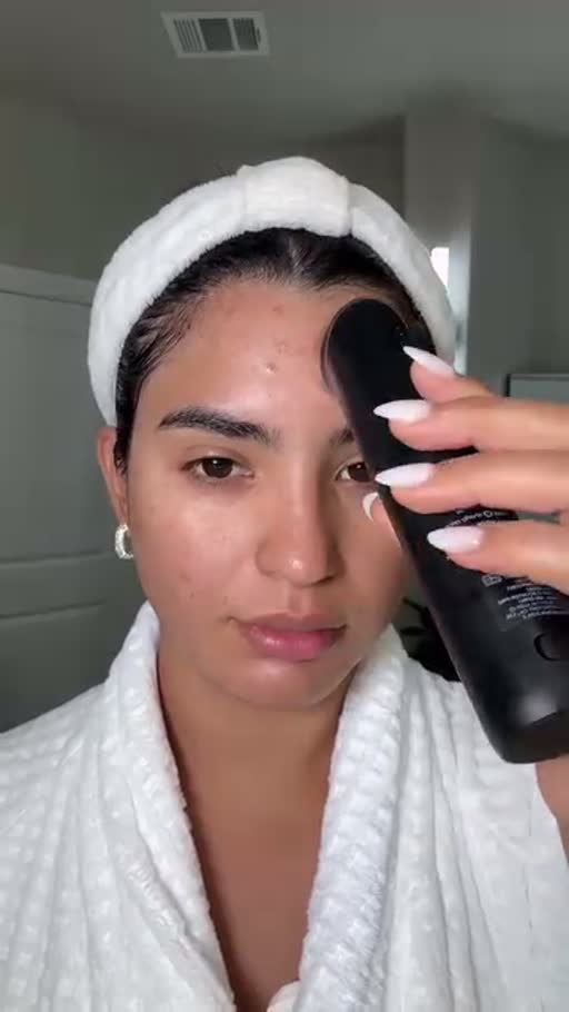Cuadro 1 del anuncio de rutina de skincare con dispositivo facial y pads de ácido kójico