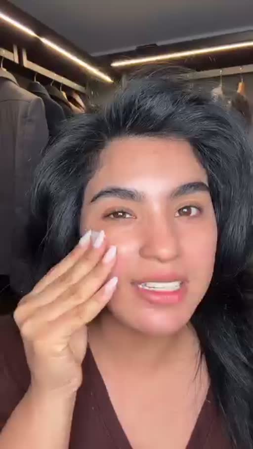 Cuadro 3 del anuncio de rutina de skincare con dispositivo facial y pads de ácido kójico
