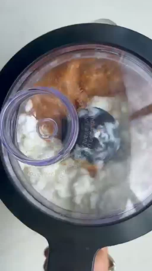Cuadro 2 del anuncio de postre proteico, marca difusa
