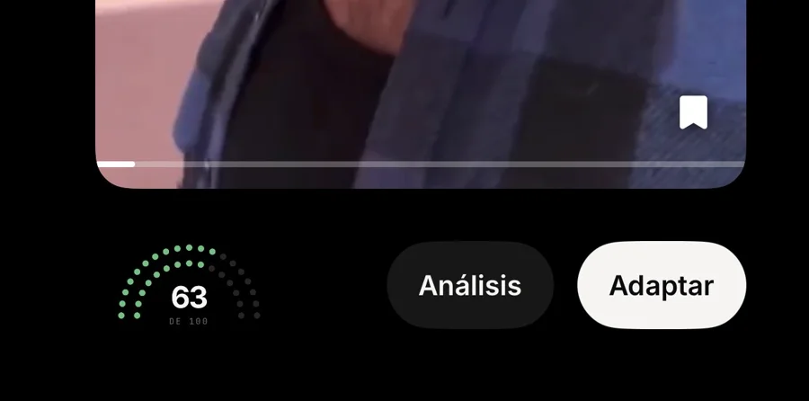 El pie del anuncio en la app, con el puntaje en media luna y los botones de análisis y adaptar