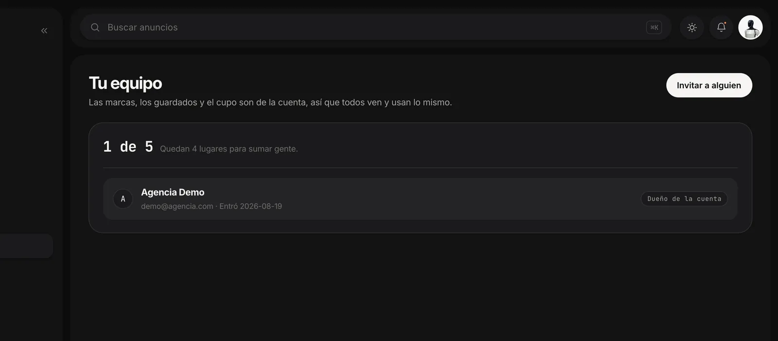 La pantalla de equipo de AdCode, con los lugares de la cuenta y el botón para invitar