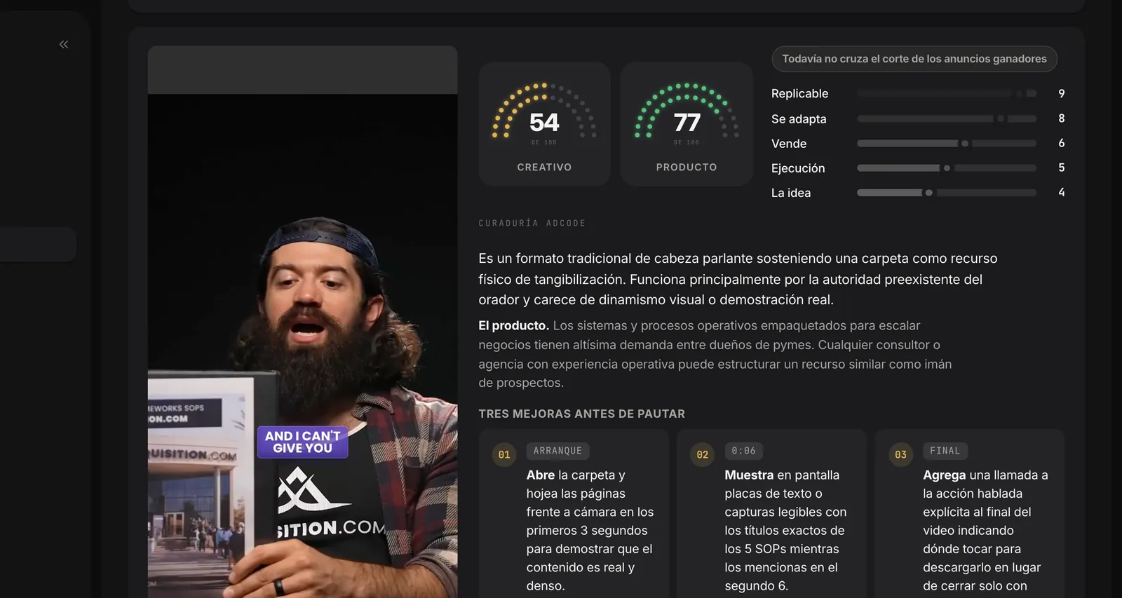 El resultado de curar un anuncio propio en AdCode: los dos puntajes, el veredicto y las tres mejoras antes de pautar