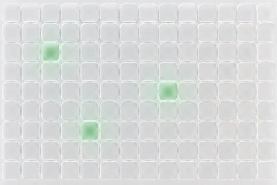 Una pared de piezas de vidrio con solo tres iluminadas