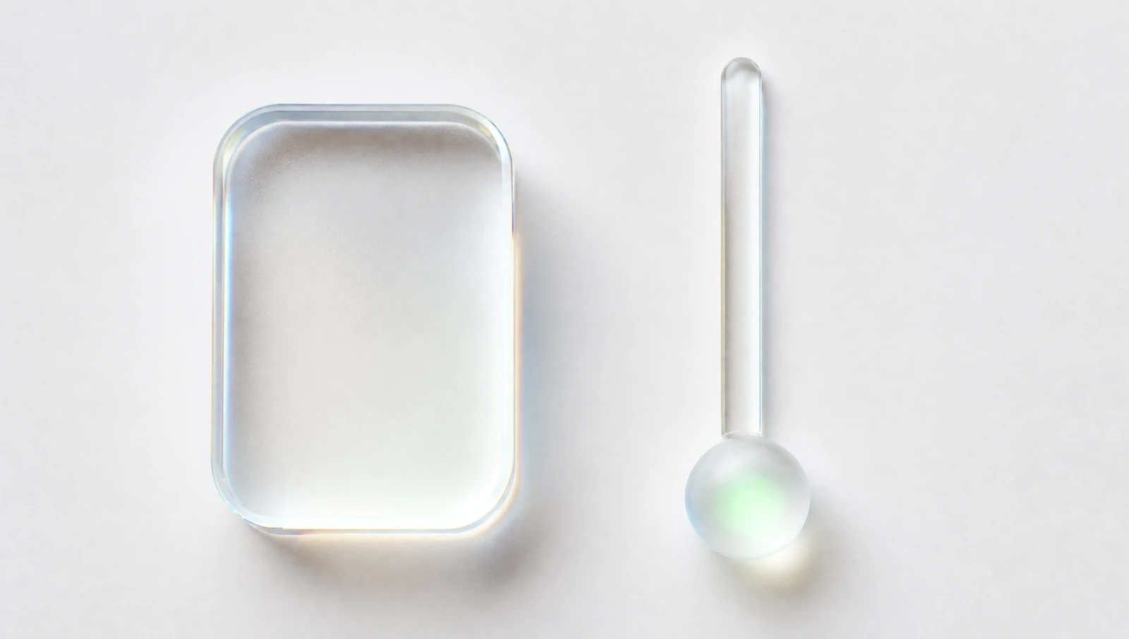Un bloque de vidrio con una antena acostada y una esfera verde